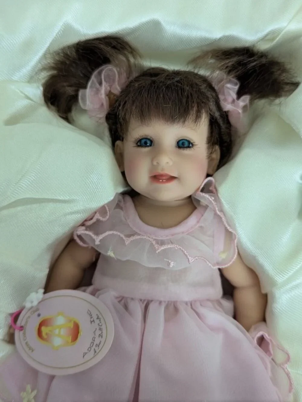 NEW 2005 Adora Collector's Club Limited Edition Doll Box Pin Brooch Stand Coin